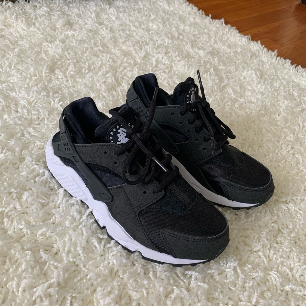 Women’s Nike Huaraches black & white